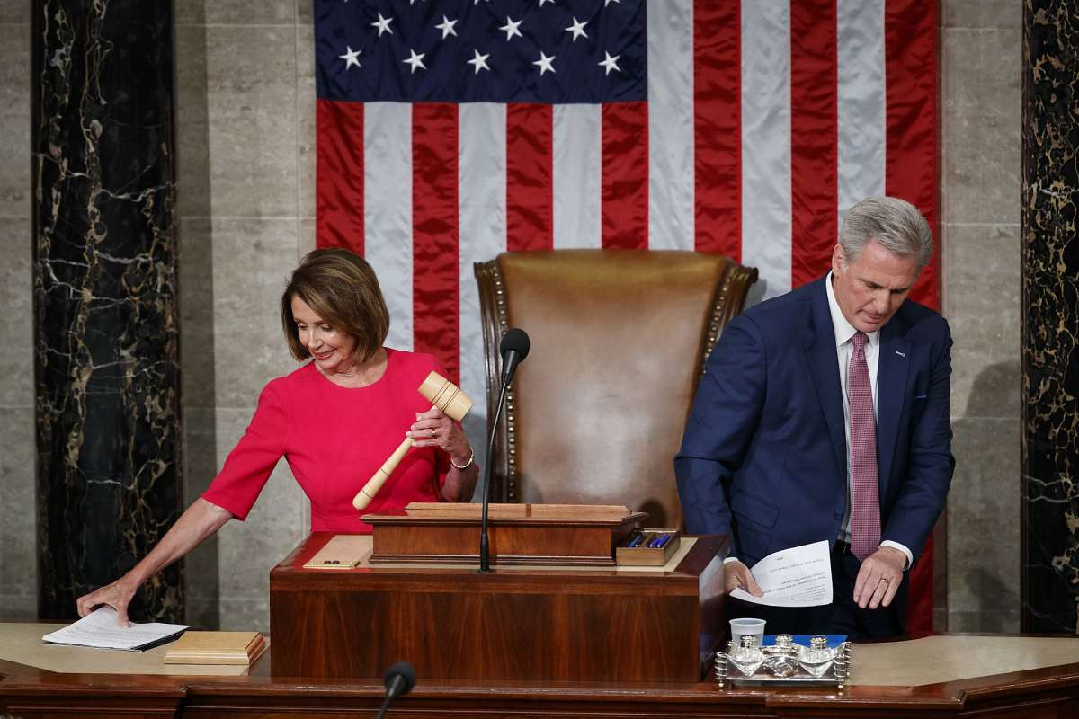 Lãnh đạo Kevin McCarthy đùa lấy búa đánh chủ tịch hạ viện Mỹ
