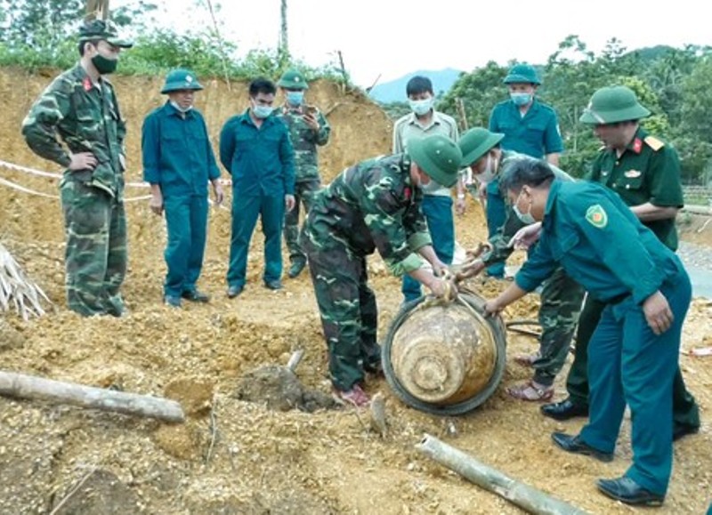 Phát hiện quả bom nặng 350 kg còn nguyên kíp nổ lúc đào móng nhà
