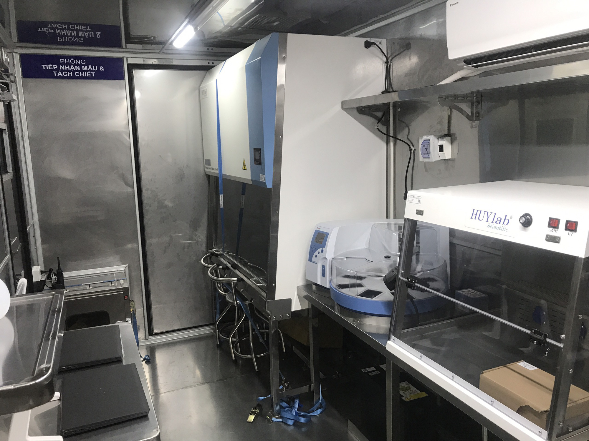 TP HCM có 10 xe xét nghiệm Covid-19 lưu động được bàn giao từ Bộ Y tế - Ảnh 3.