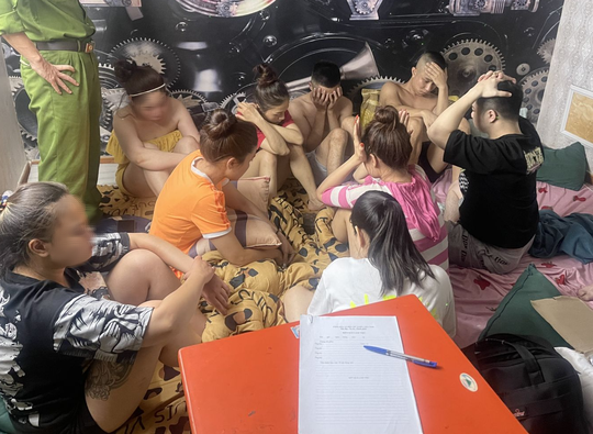 Đột kích cửa hàng nail, phát hiện nhiều cặp vợ chồng dương tính với ma tuý - Ảnh 1.