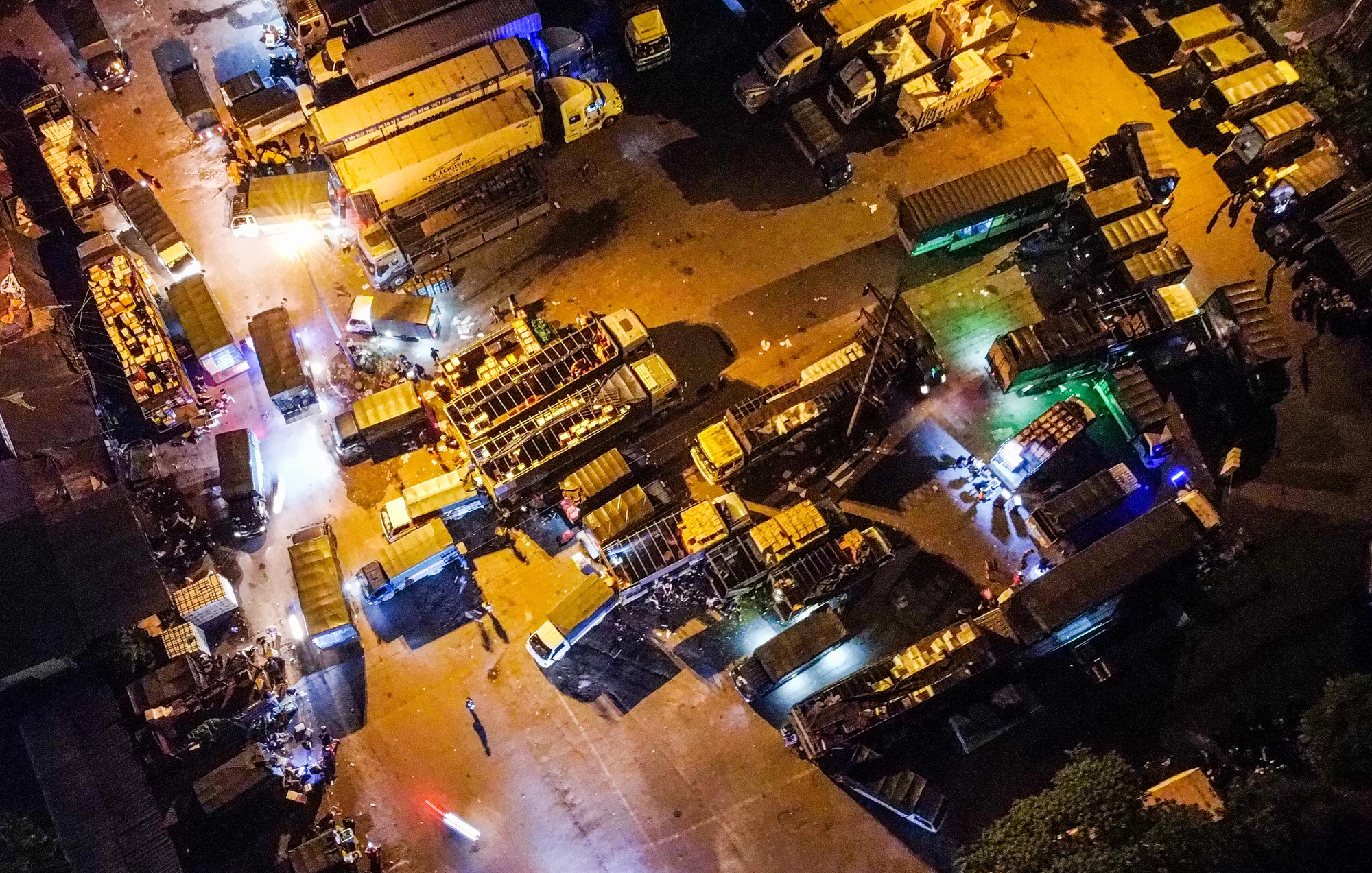 CLIP: Tiểu thương chợ đầu mối ph&iacute;a Nam mừng ra mặt khi được hoạt động trở lại - Ảnh 3.