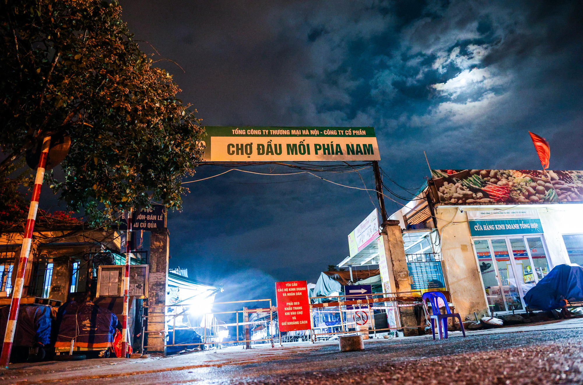 CLIP: Tiểu thương chợ đầu mối ph&iacute;a Nam mừng ra mặt khi được hoạt động trở lại - Ảnh 4.