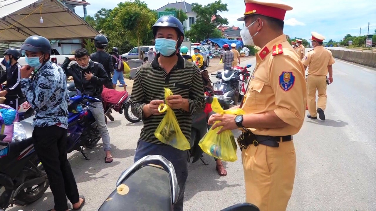 Quảng Bình cấm người dân tắm biển, bán quán ăn uống - cà phê dọc Quốc lộ