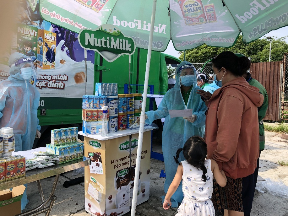 Nutifood d&agrave;nh hơn 20 tỉ đồng trợ gi&aacute; sữa cho người ti&ecirc;u d&ugrave;ng trong m&ugrave;a dịch - Ảnh 3.