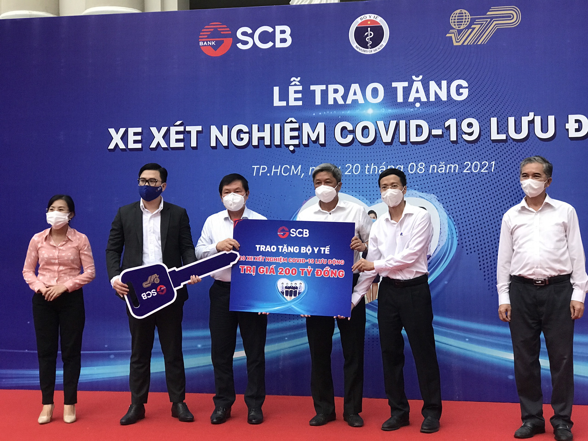 TP HCM có 10 xe xét nghiệm Covid-19 lưu động được bàn giao từ Bộ Y tế - Ảnh 1.