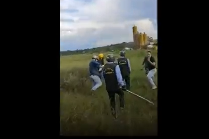 CLIP: Hỗn chiến kinh ho&agrave;ng giữa nh&oacute;m bảo vệ nh&agrave; m&aacute;y điện gi&oacute; v&agrave; 2 thanh ni&ecirc;n - Ảnh 2.