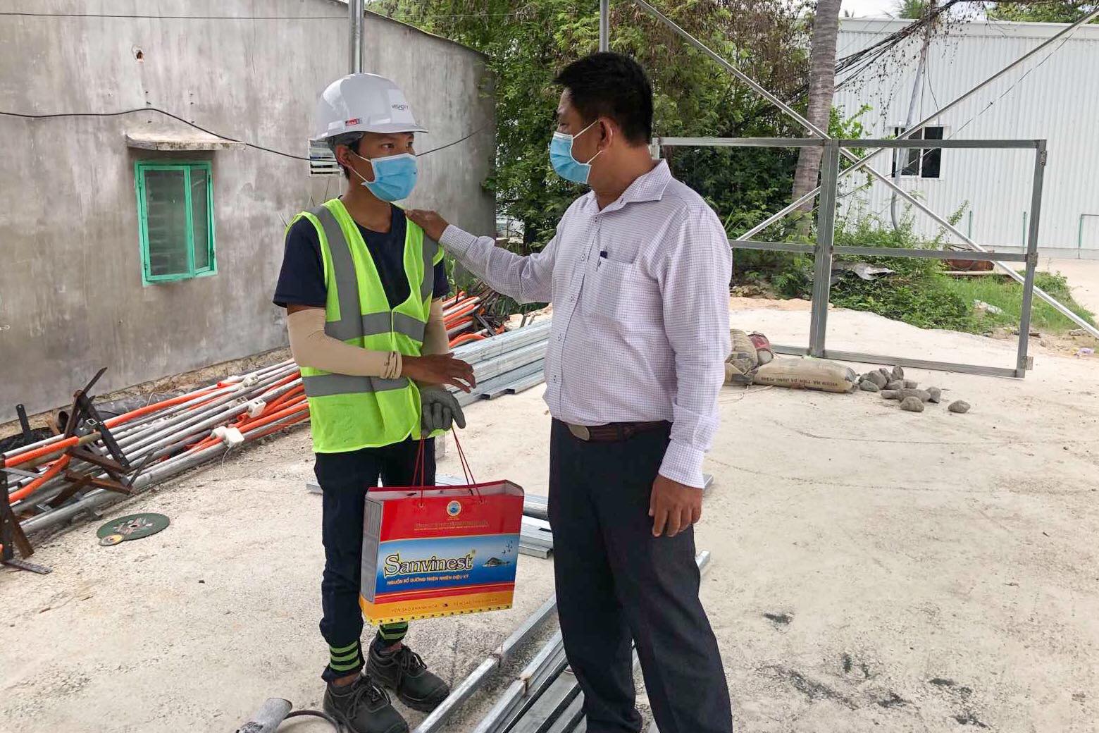 Cho thôi việc phó chủ tịch phường nói "bánh mì không phải lương thực thiết yếu"