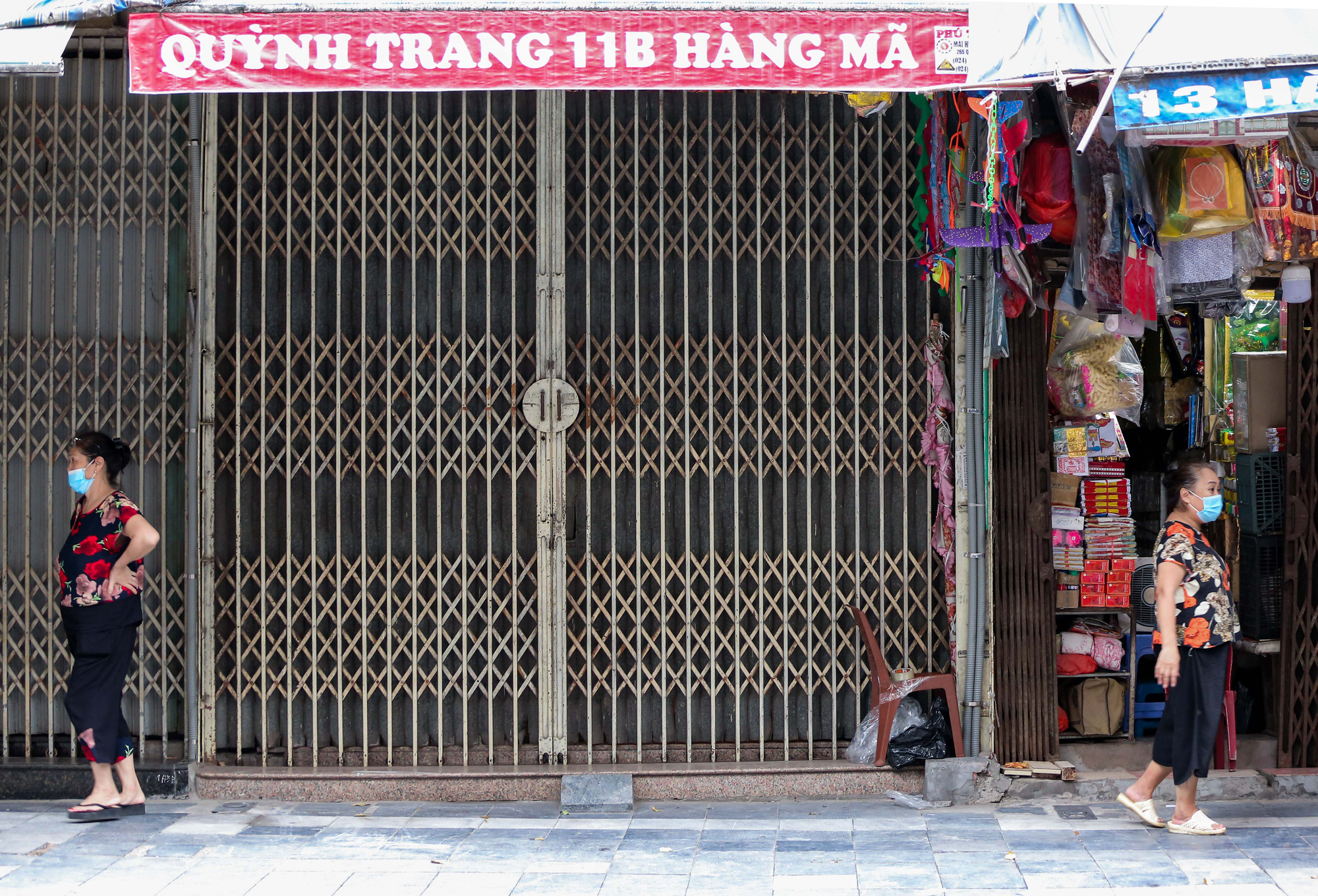 CLIP: Phố Hàng Mã đìu hiu chưa từng có trước ngày rằm tháng 7 âm lịch - Ảnh 3.