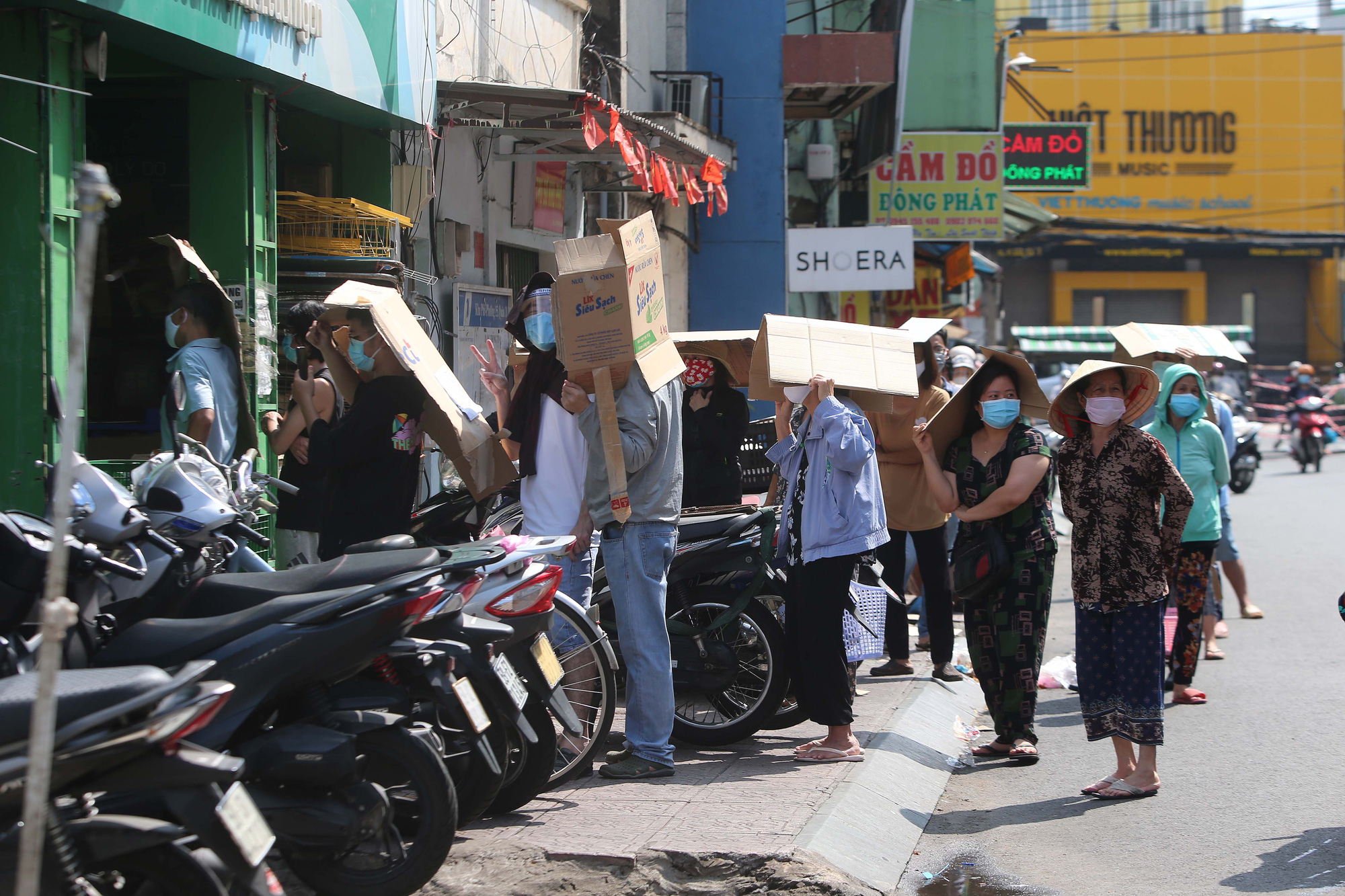 Siêu thị, cửa hàng tiện lợi, nhà thuốc ở TP HCM đông nghịt người từ sáng đến trưa 21-8 - Ảnh 8.