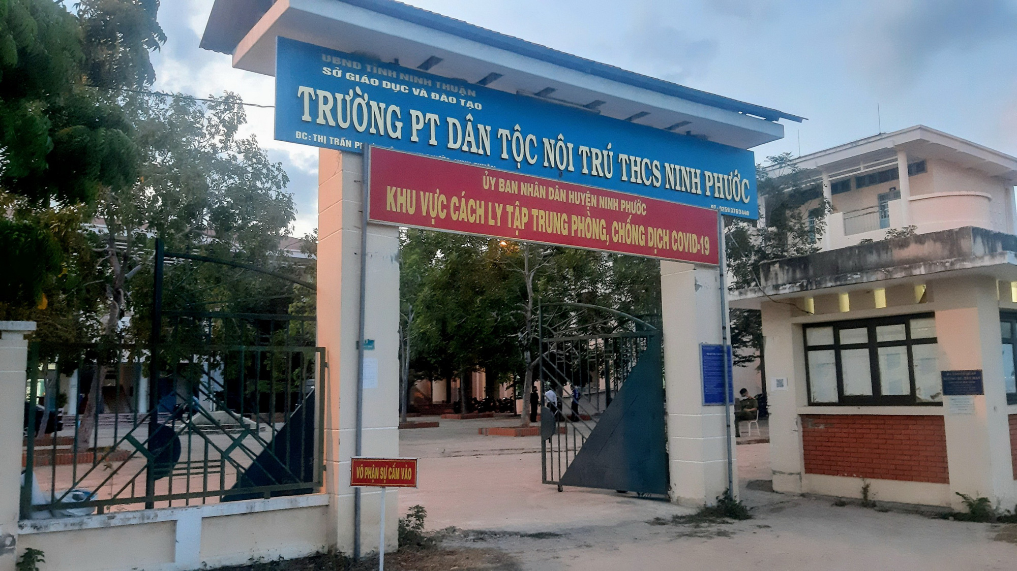 L&agrave;m giả giấy điều trị khỏi bệnh Covid-19 để đưa người qua c&aacute;c chốt kiểm dịch - Ảnh 1.