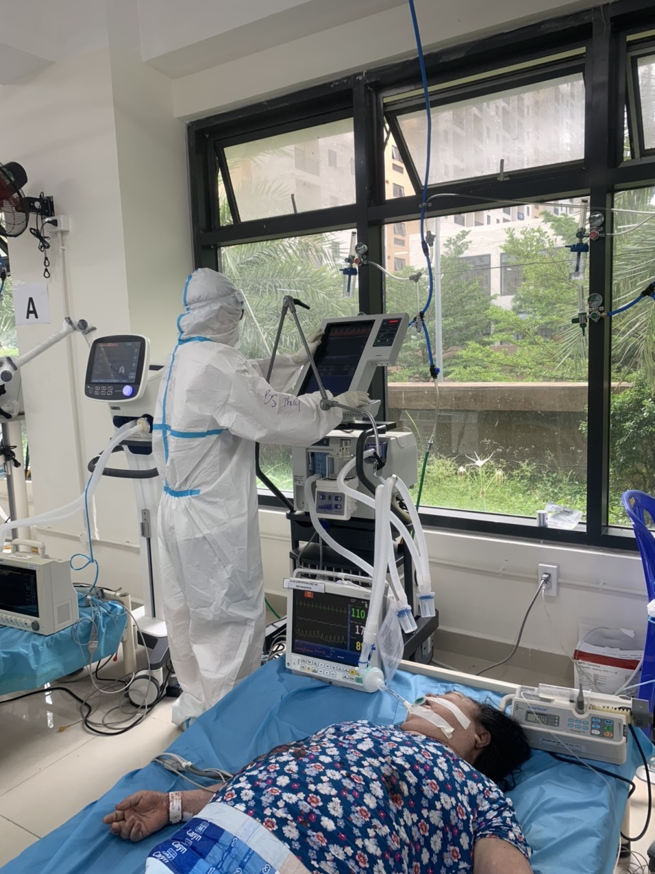 Được cứu sống, bệnh nhân Covid-19 hối hận, xin lỗi bác sĩ - Ảnh 1.