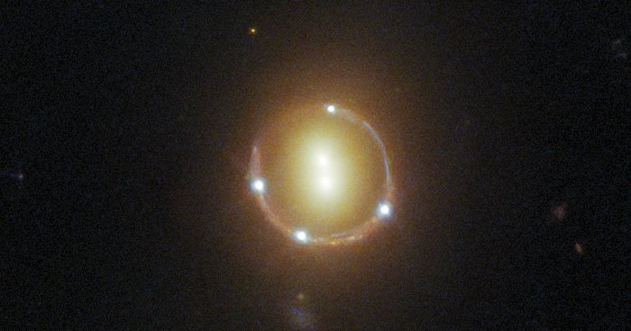 NASA/ESA chụp được 2 qu&aacute;i vật vũ trụ bẻ cong kh&ocirc;ng - thời gian - Ảnh 1.