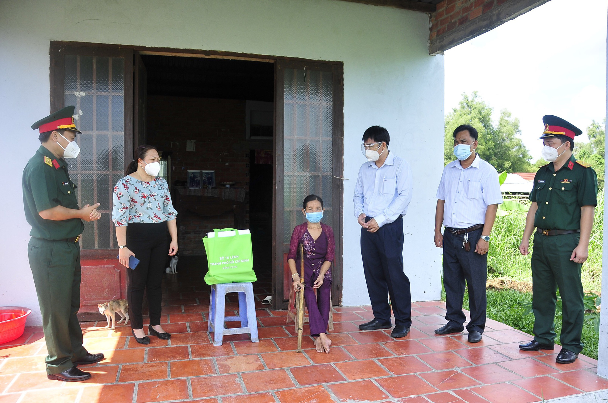 Qu&acirc;n đội vừa chuyển h&agrave;ng ng&agrave;n phần qu&agrave; tới người d&acirc;n TP HCM - Ảnh 2.