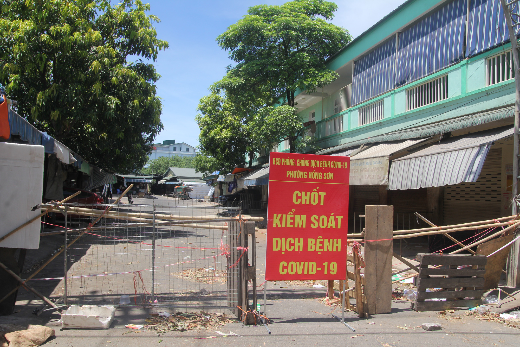 Ghi nhận thêm nhiều sinh viên, tiểu thương dương tính SARS-CoV-2