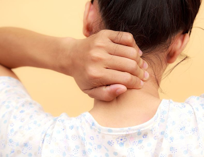 Tê tay, đơ cổ liên tục, bệnh gì?