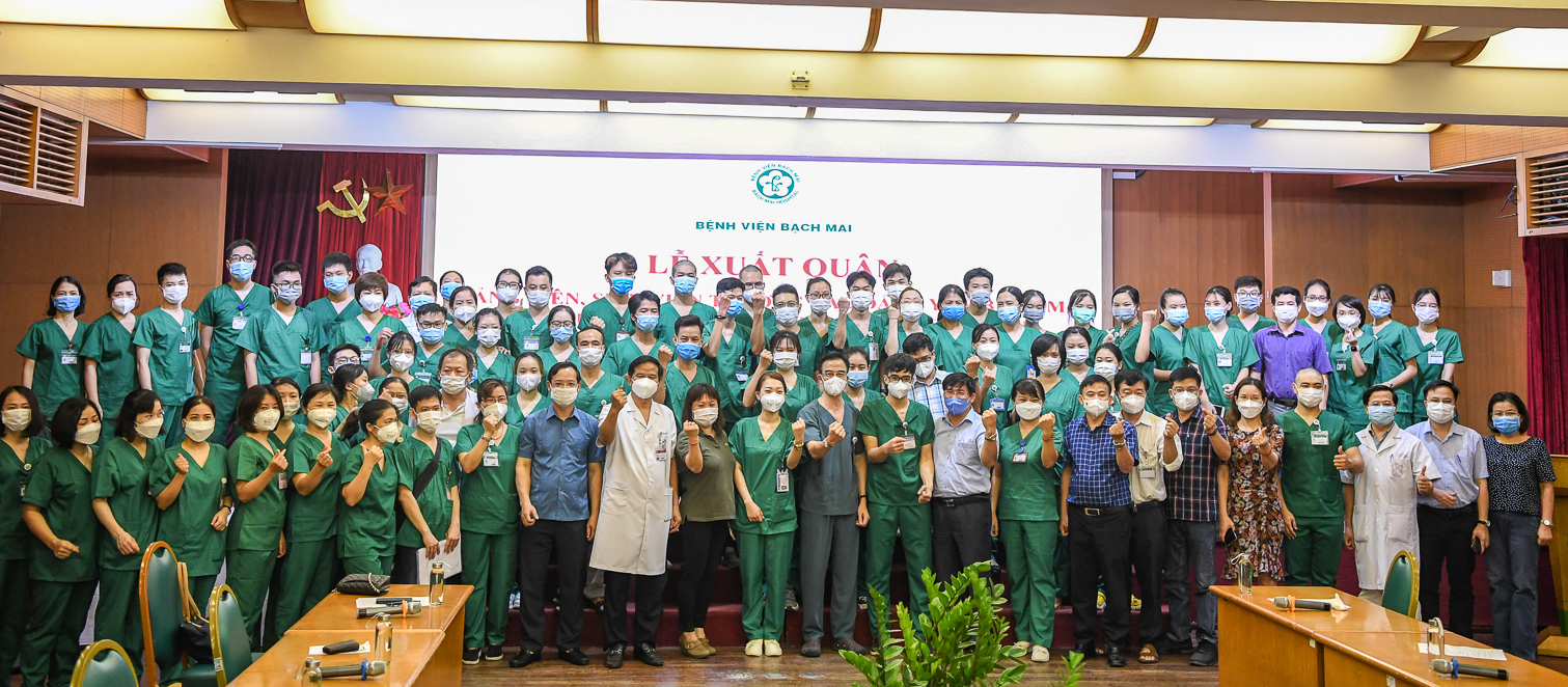 1.500 gi&aacute;o vi&ecirc;n, sinh vi&ecirc;n Cao đẳng Y tế Bạch Mai l&ecirc;n đường trong đ&ecirc;m hỗ trợ TP HCM - Ảnh 2.