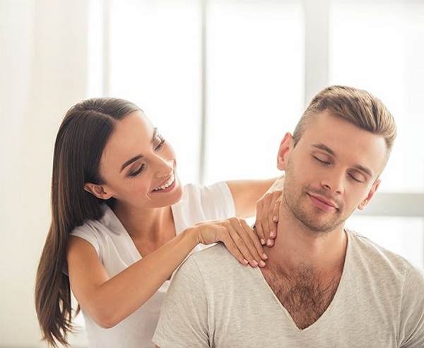 Các cặp đôi hạnh phúc thường làm gì trước khi ngủ? - Ảnh 4.