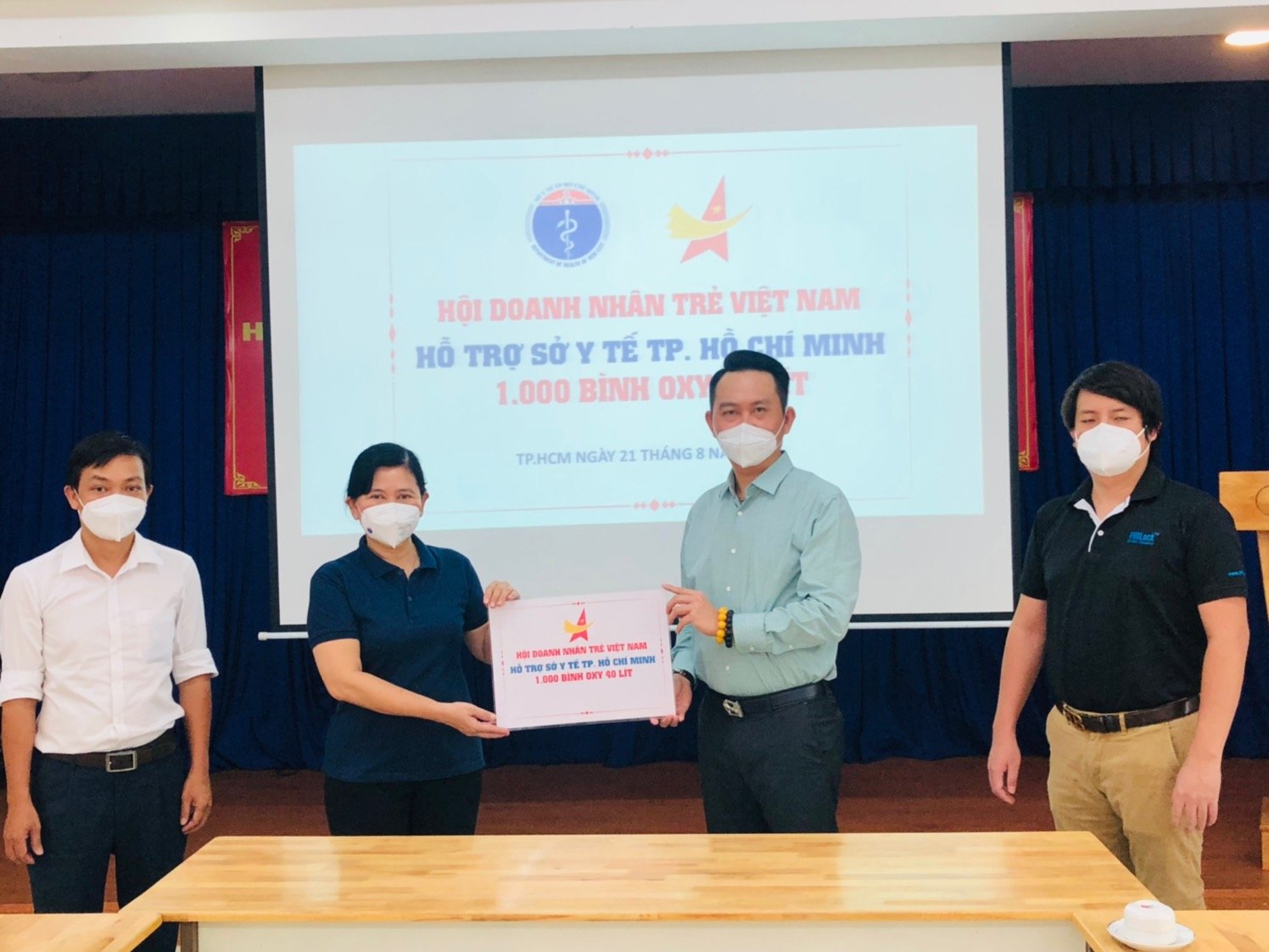 Sở Y tế TP HCM tiếp nhận 1.000 bình oxy 40 lít do Hội doanh nhân trẻ trao tặng