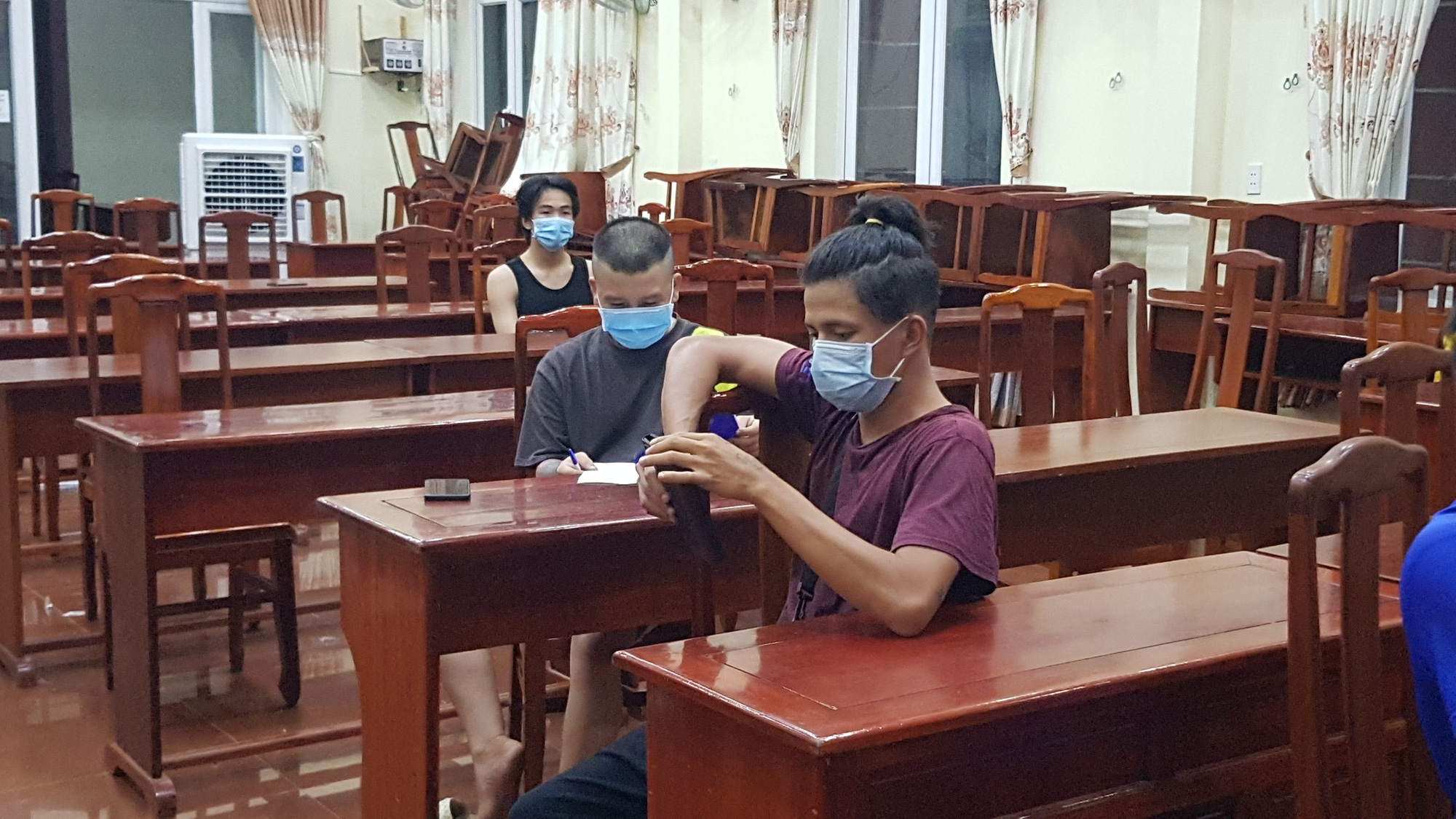 Giữa l&uacute;c dịch, 11 thanh thiếu ni&ecirc;n vẫn ra c&ocirc;ng vi&ecirc;n tập thể dục - Ảnh 1.