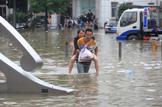 Trung Quốc cảnh báo lũ kịch khung, Mỹ khẩn cấp lo bão biển