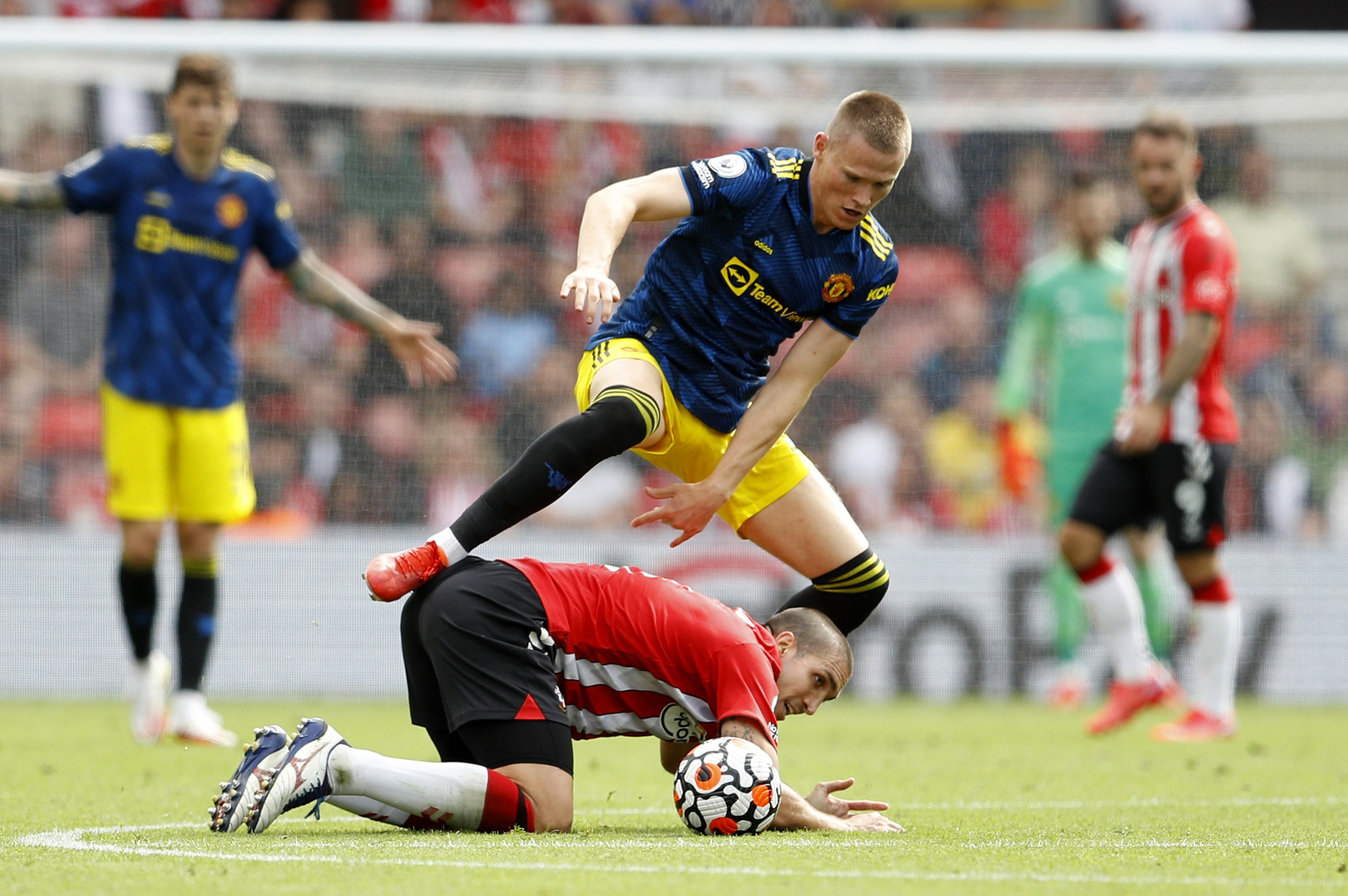 Pogba g&oacute;p c&ocirc;ng lớn gi&uacute;p Man United tho&aacute;t thua - Ảnh 1.