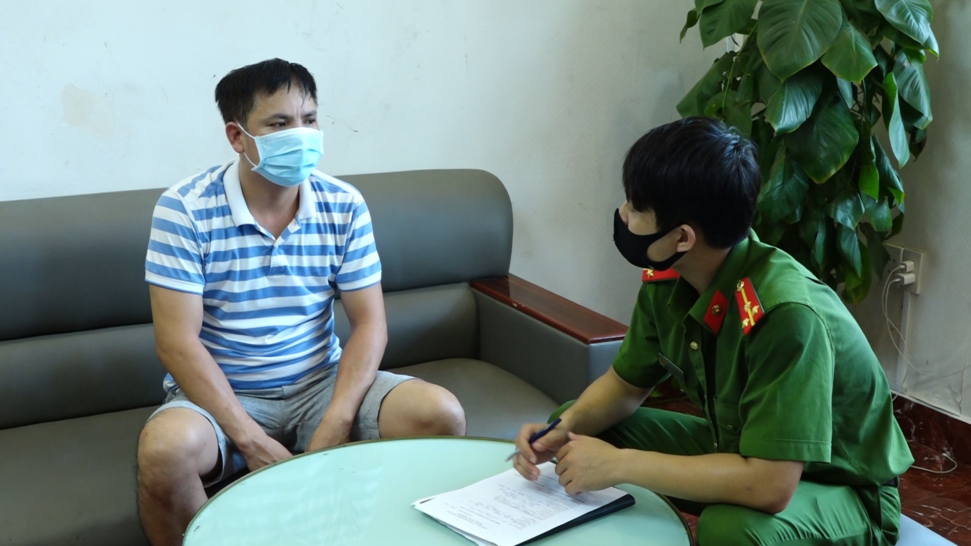 Nh&oacute;m 13 nam, nữ thu&ecirc; kh&aacute;ch sạn chơi ma t&uacute;y bất chấp dịch bệnh - Ảnh 3.
