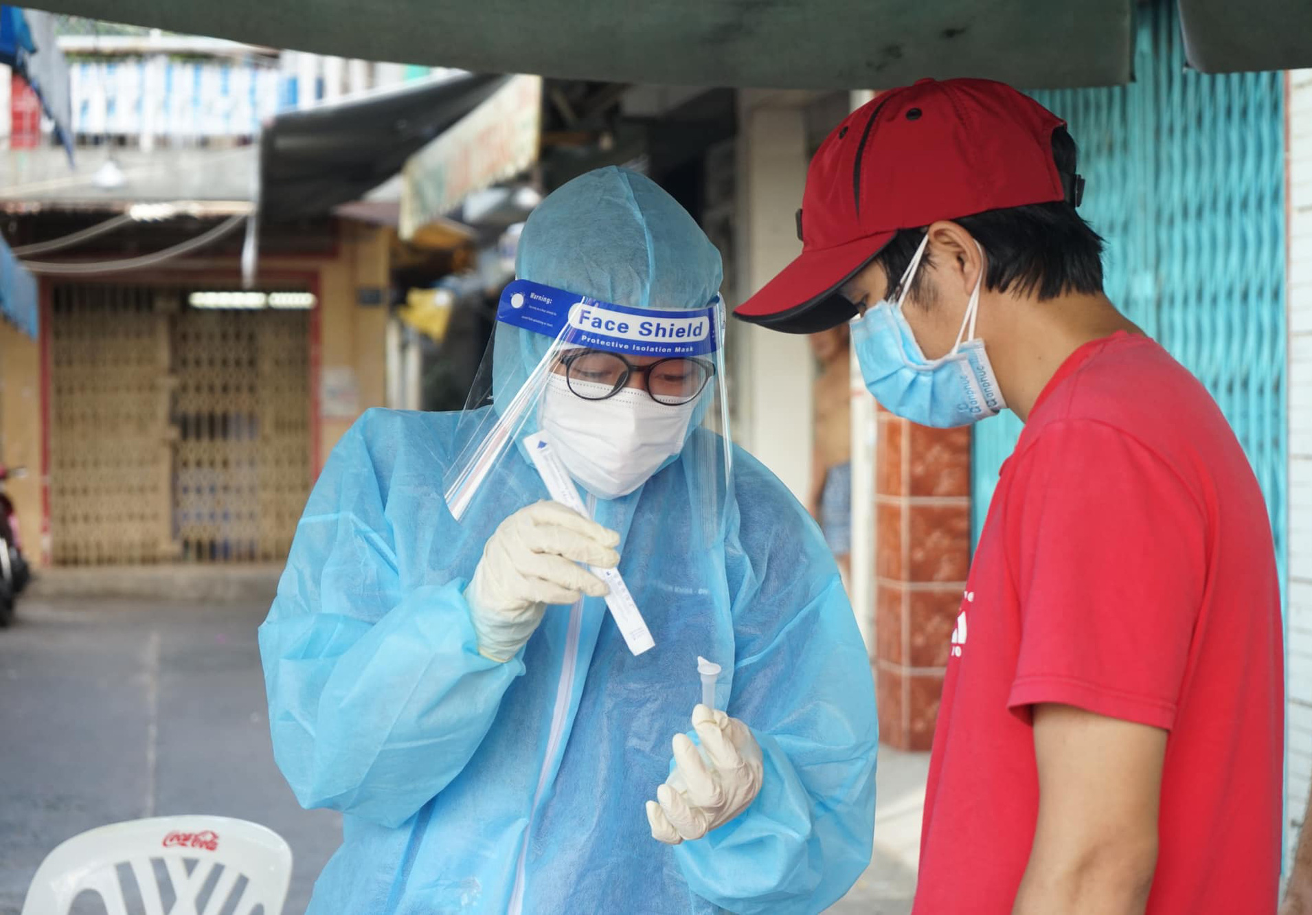 Chi viện hàng ngàn nhân lực, máy móc hỗ trợ TP HCM xét nghiệm
