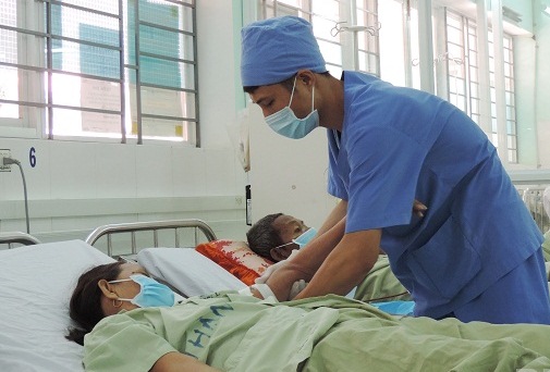 Bình Định xuất hiện 2 ổ dịch chưa rõ nguồn lây trong khu dân cư và Bệnh viện Đa khoa tỉnh - Ảnh 2.
