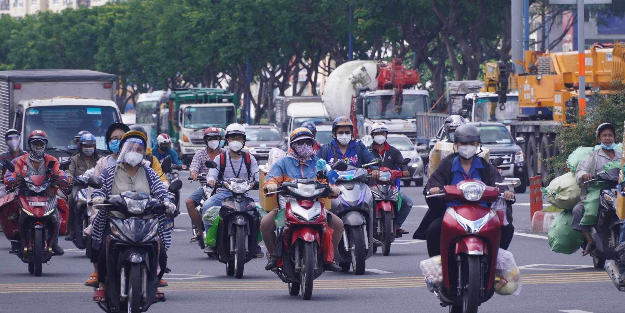 Đường phố TP HCM đông đúc trước giờ "G" siết chặt giãn cách