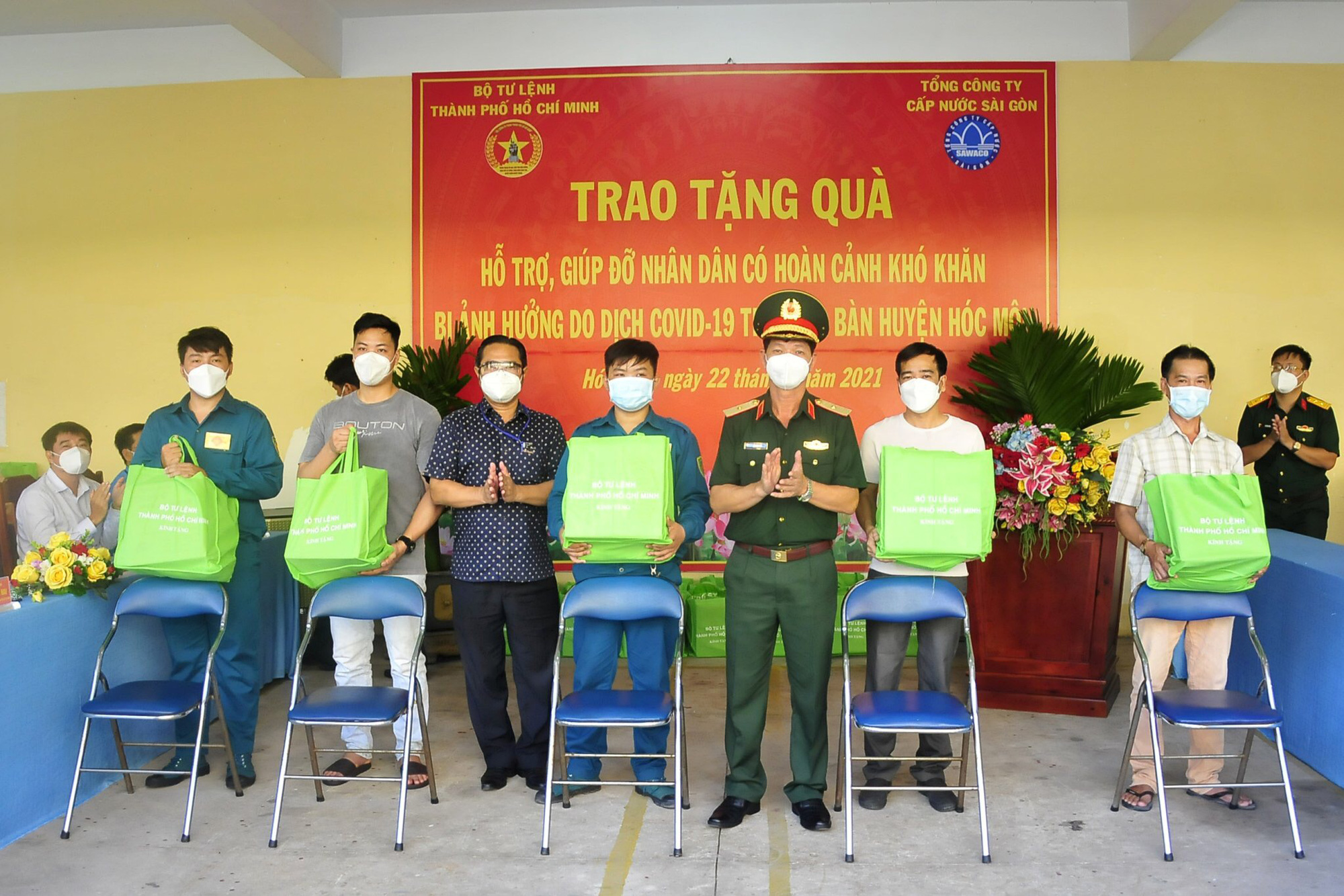 Qu&acirc;n đội vừa gửi tặng người d&acirc;n TP HCM h&agrave;ng chục ng&agrave;n phần qu&agrave; c&oacute; gi&aacute; trị - Ảnh 1.