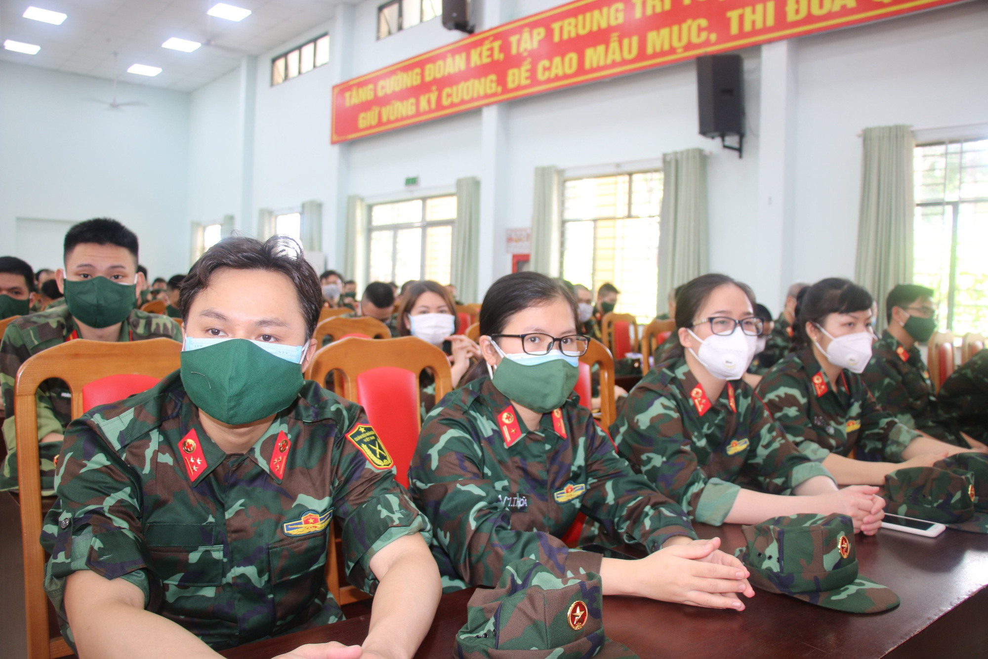 300 bác sĩ, học viên Bộ Quốc phòng tỏa khắp TP HCM làm nhiệm vụ