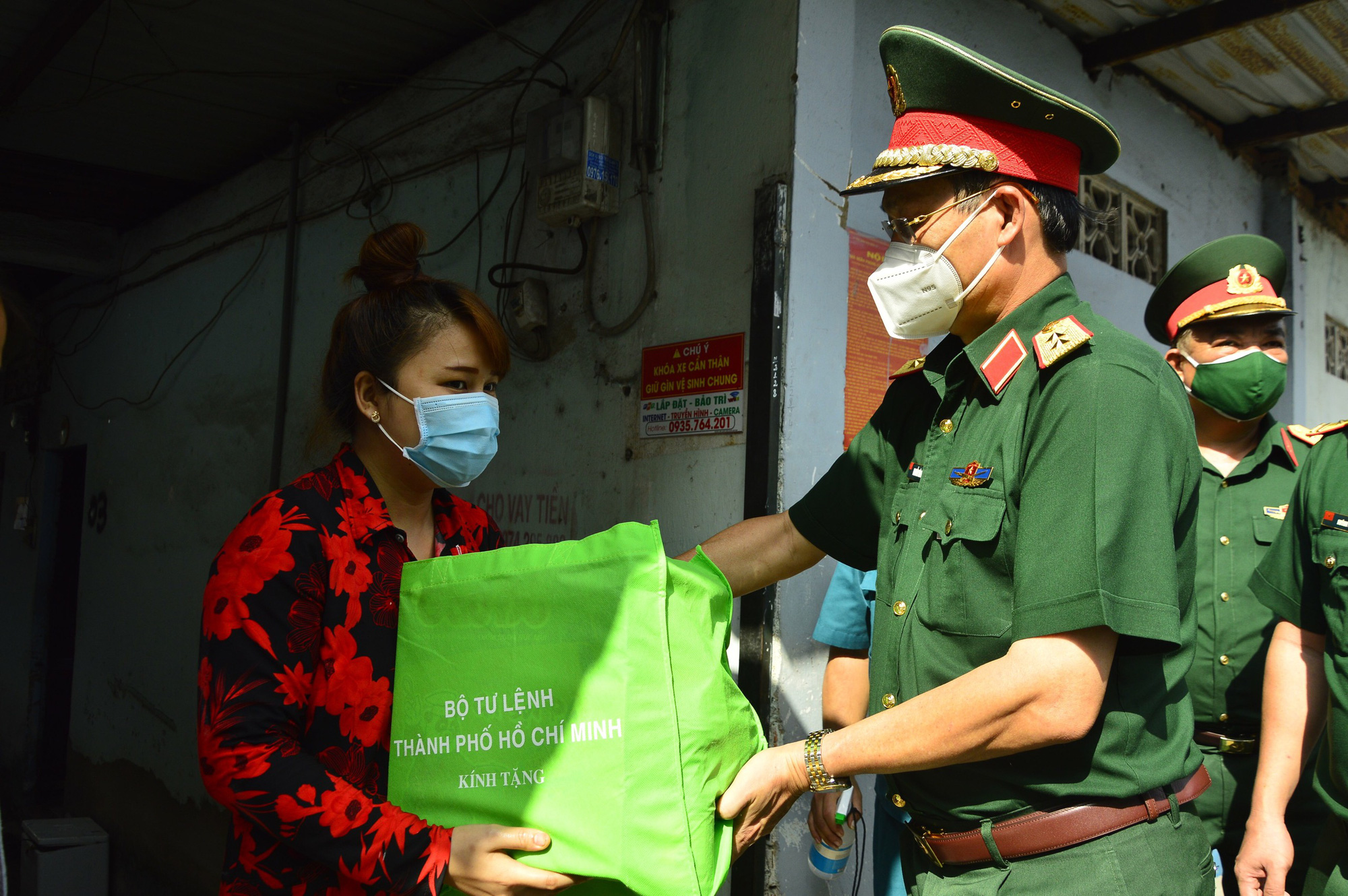 TP HCM: Qu&acirc;n đội hỗ trợ c&ocirc;ng an trấn &aacute;p, xử l&yacute; đối tượng chống người thi h&agrave;nh c&ocirc;ng vụ - Ảnh 1.