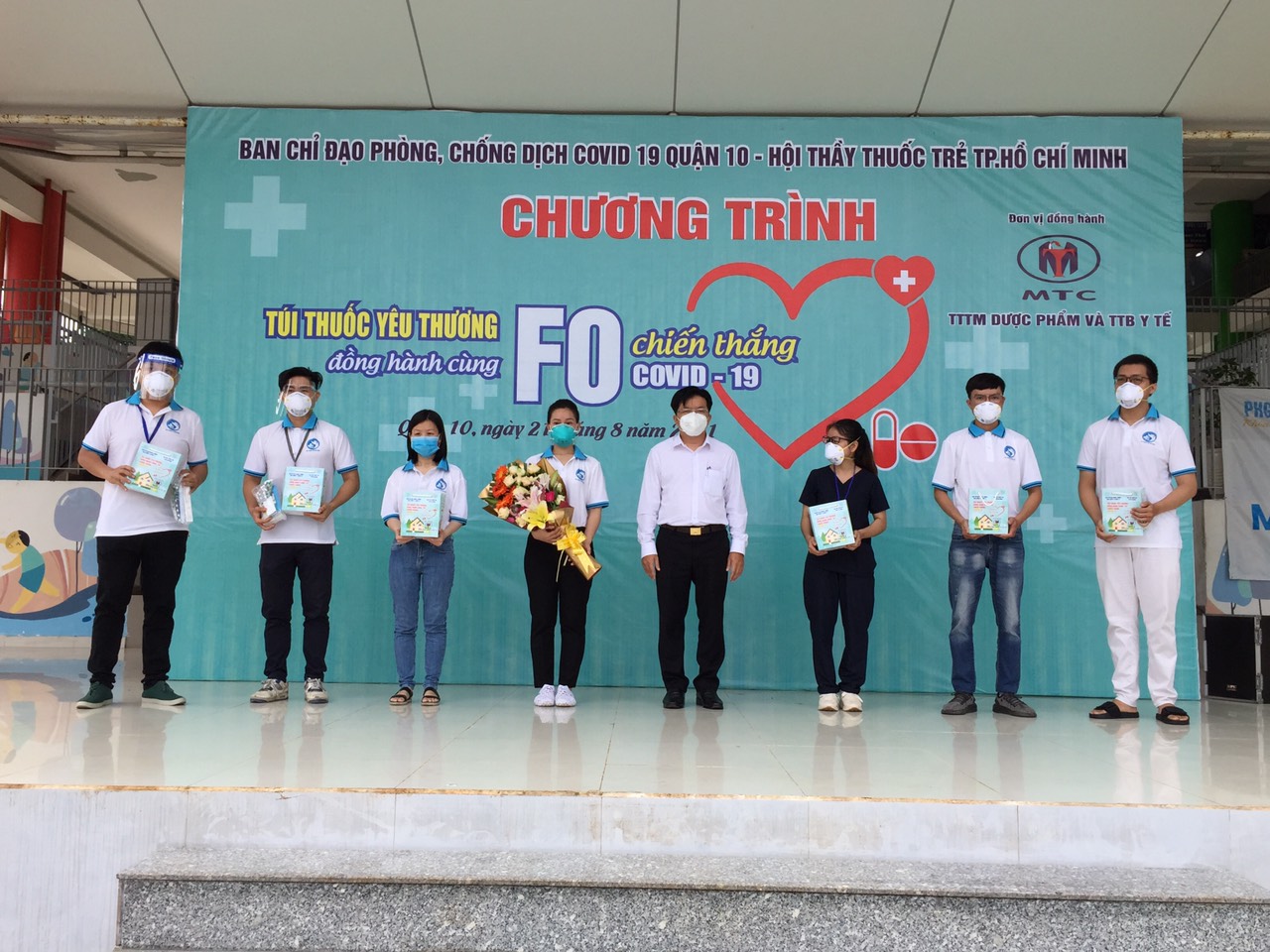 MTC trao tặng 3.000 &ldquo;T&uacute;i thuốc y&ecirc;u thương&rdquo; cho F0 điều trị tại nh&agrave; - Ảnh 1.
