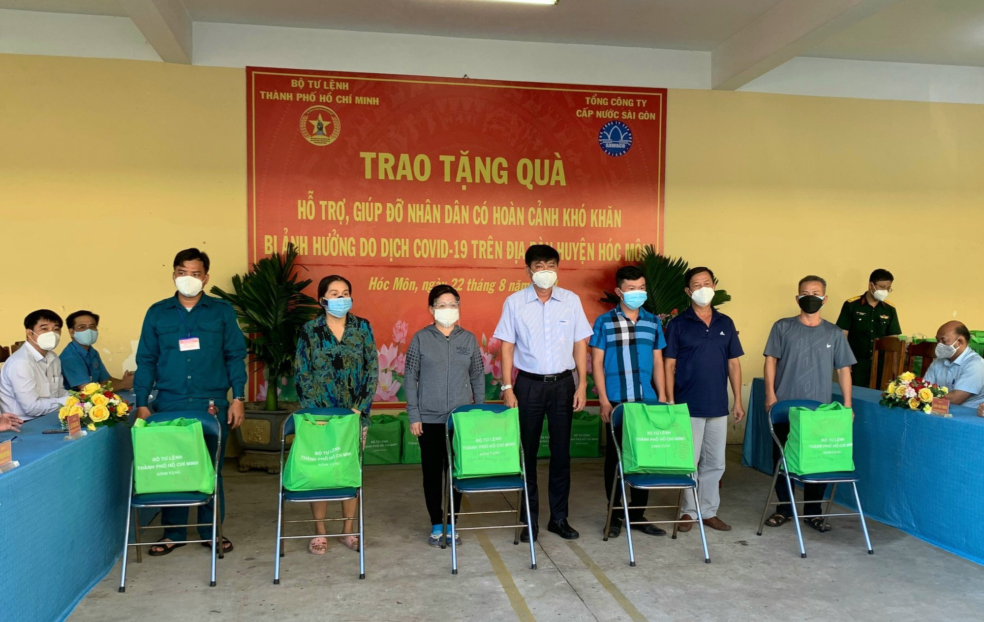 Sawaco: Trao 3000 phần qu&agrave; gi&uacute;p người d&acirc;n TP HCM vượt qua kh&oacute; khăn - Ảnh 2.