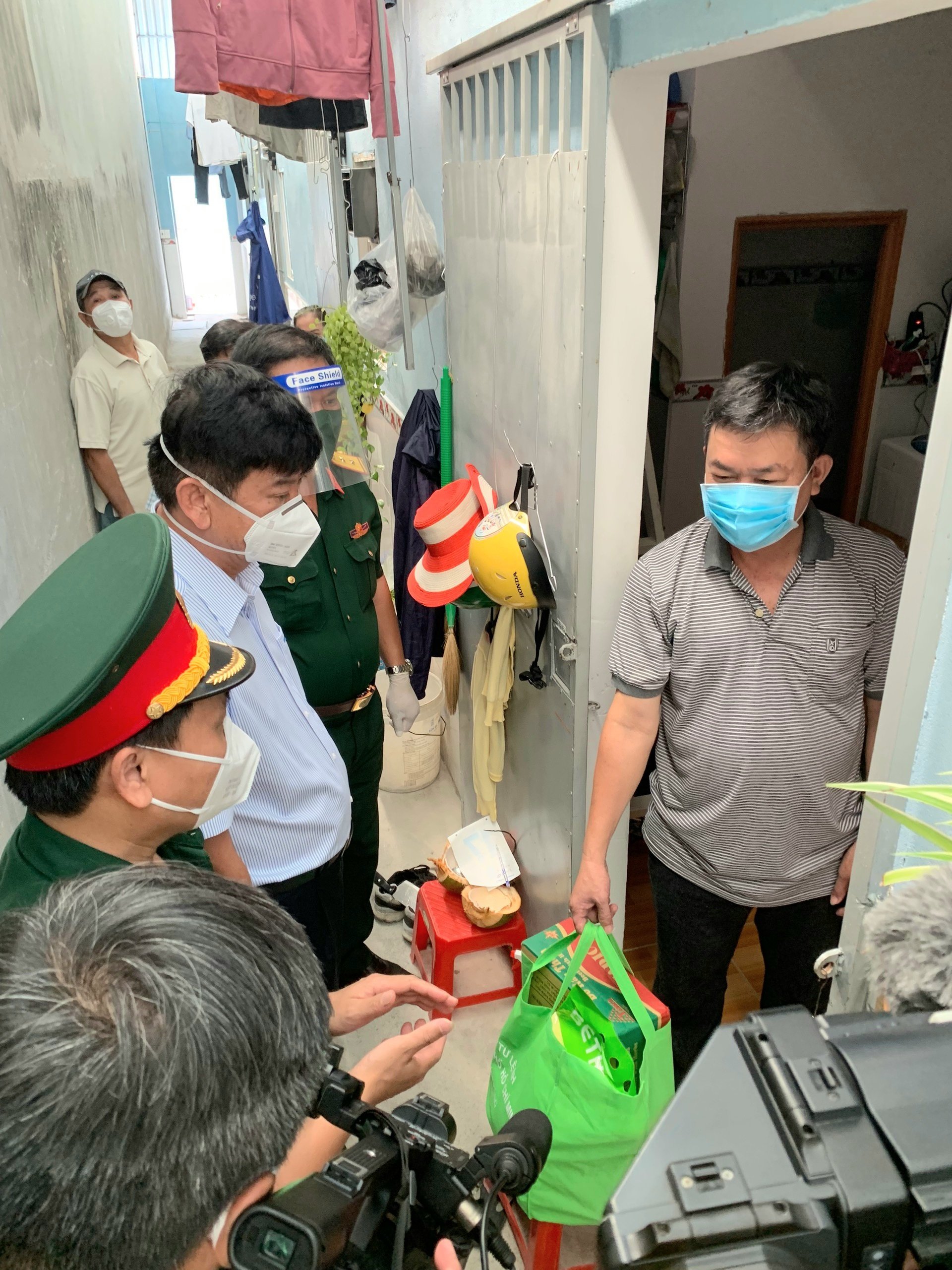 Sawaco: Trao 3000 phần qu&agrave; gi&uacute;p người d&acirc;n TP HCM vượt qua kh&oacute; khăn - Ảnh 4.