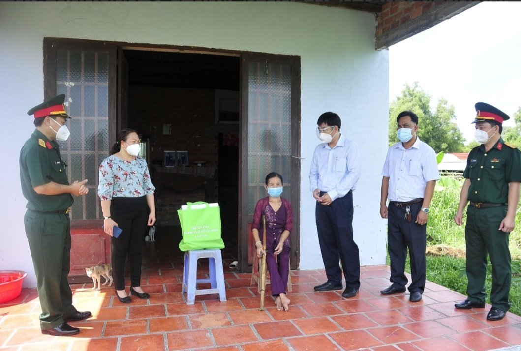 Sawaco: Trao 3000 phần qu&agrave; gi&uacute;p người d&acirc;n TP HCM vượt qua kh&oacute; khăn - Ảnh 6.