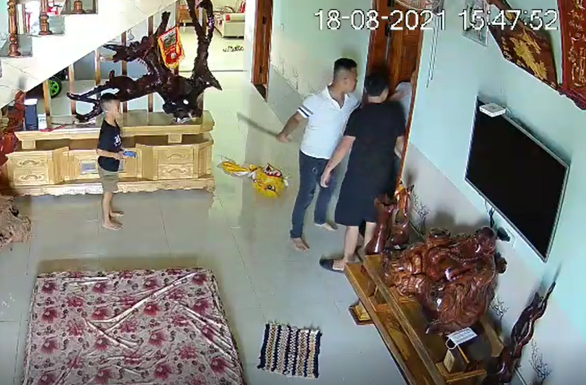 CLIP: 2 đối tượng lao v&agrave;o ph&ograve;ng ngủ ch&eacute;m người để trả th&ugrave;&hellip; 10 năm trước? - Ảnh 1.