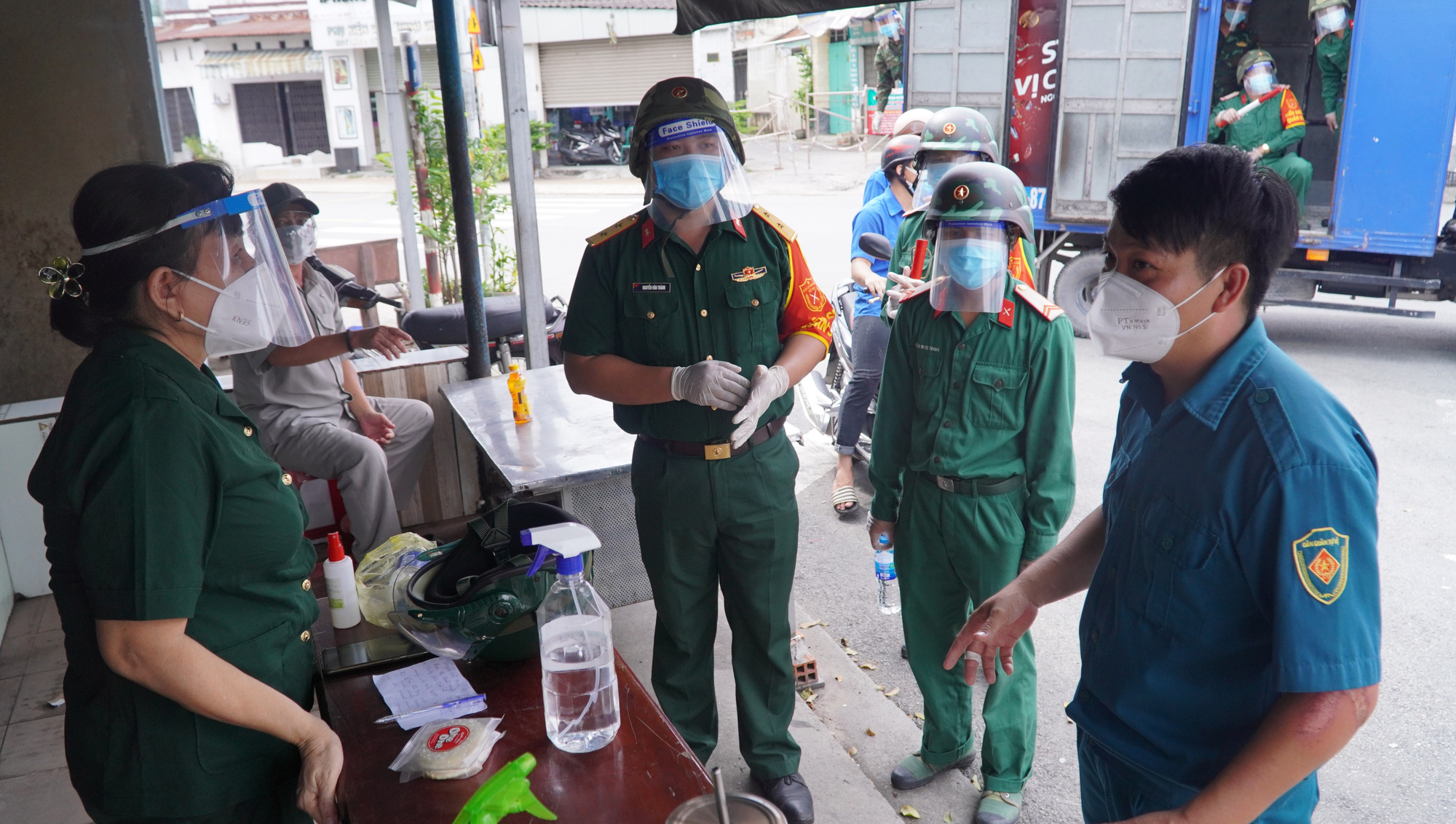 Bộ đội đưa thực phẩm đến tận tay người dân - Ảnh 11.