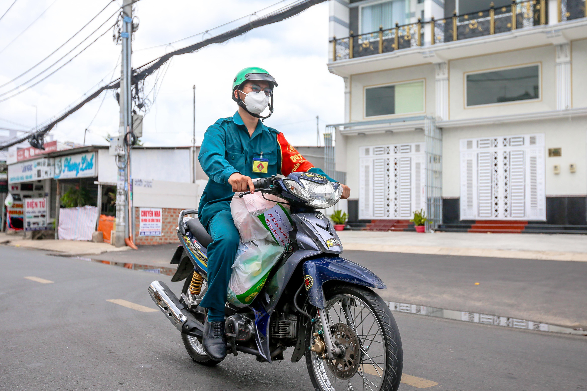 Ngày đầu TP HCM áp dụng "đi chợ hộ": Cung - cầu đều giảm