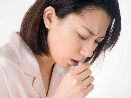 Nhiễm SARS-CoV-2 bị ho khan, tức ngực, không thể nằm nghiêng thì có nguy hiểm không?