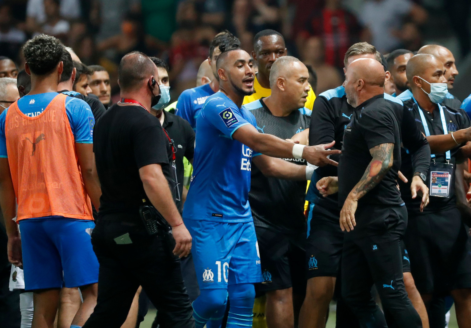 CLIP: Cầu thủ xô xát với khán giả khiến trận đấu ở Ligue 1 bị hủy - Ảnh 3.