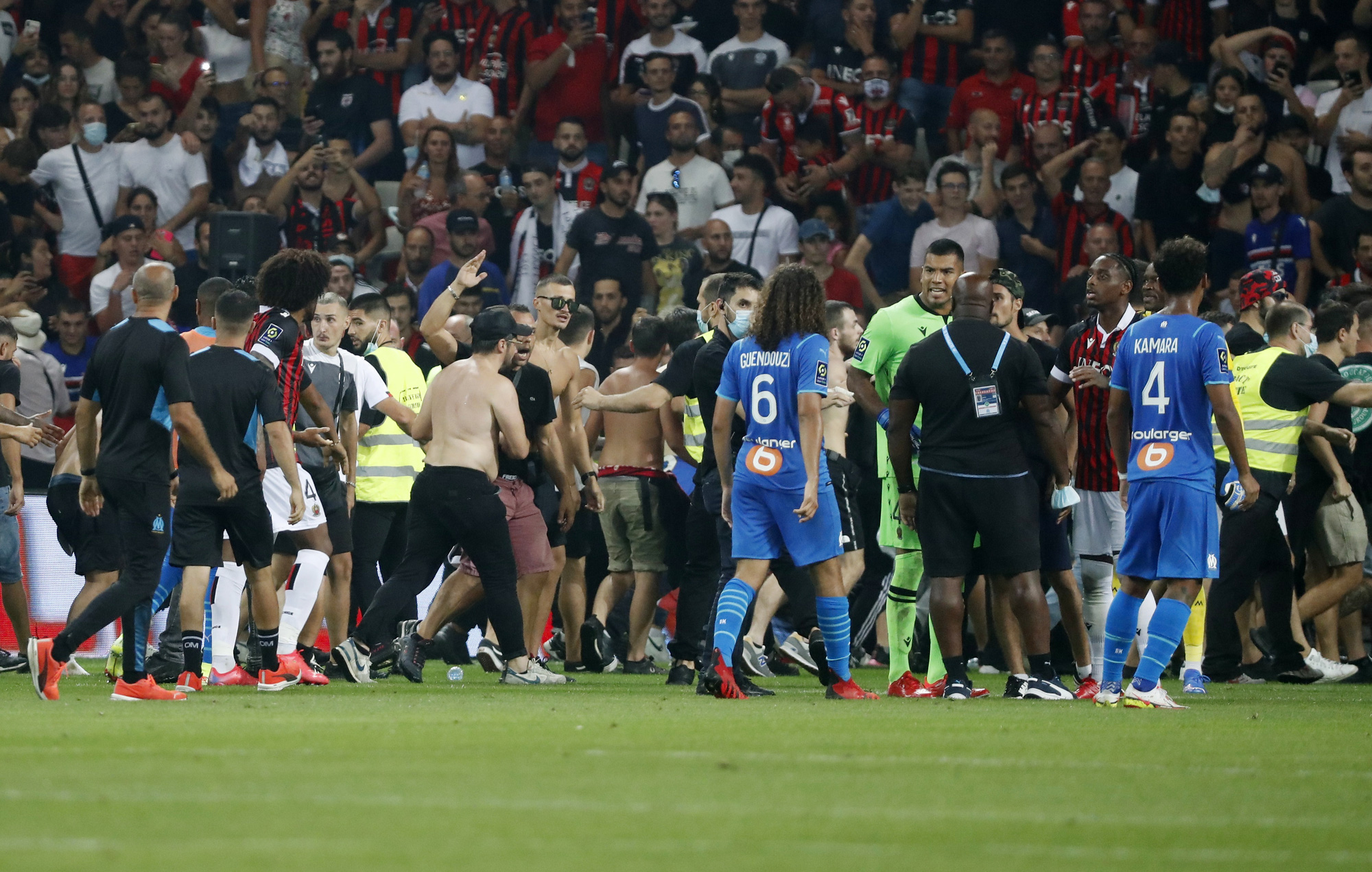 CLIP: Cầu thủ xô xát với khán giả khiến trận đấu ở Ligue 1 bị hủy - Ảnh 6.