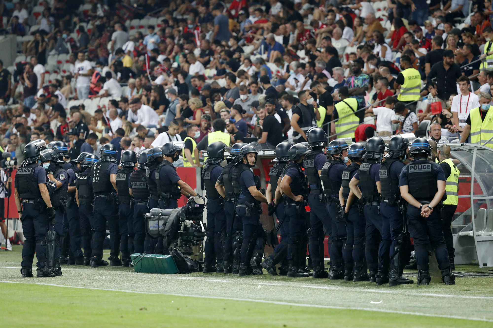 CLIP: Cầu thủ xô xát với khán giả khiến trận đấu ở Ligue 1 bị hủy - Ảnh 2.