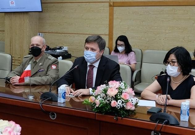 Đại sứ Ba Lan bàn giao hơn 500.000 liều vắc-xin AstraZeneca cho Bộ Y tế - Ảnh 2.