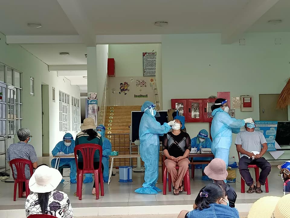 Đề nghị kiểm điểm chủ tịch phường v&igrave; để người d&acirc;n kh&aacute;m s&agrave;ng lọc Covid-19 thấp - Ảnh 1.