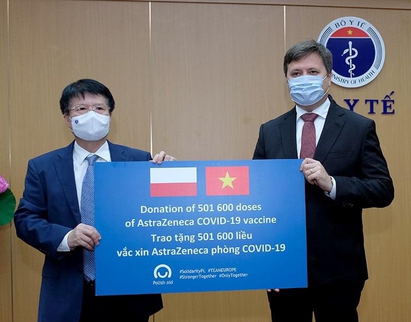 Đại sứ Ba Lan bàn giao hơn 500.000 liều vắc-xin AstraZeneca cho Bộ Y tế