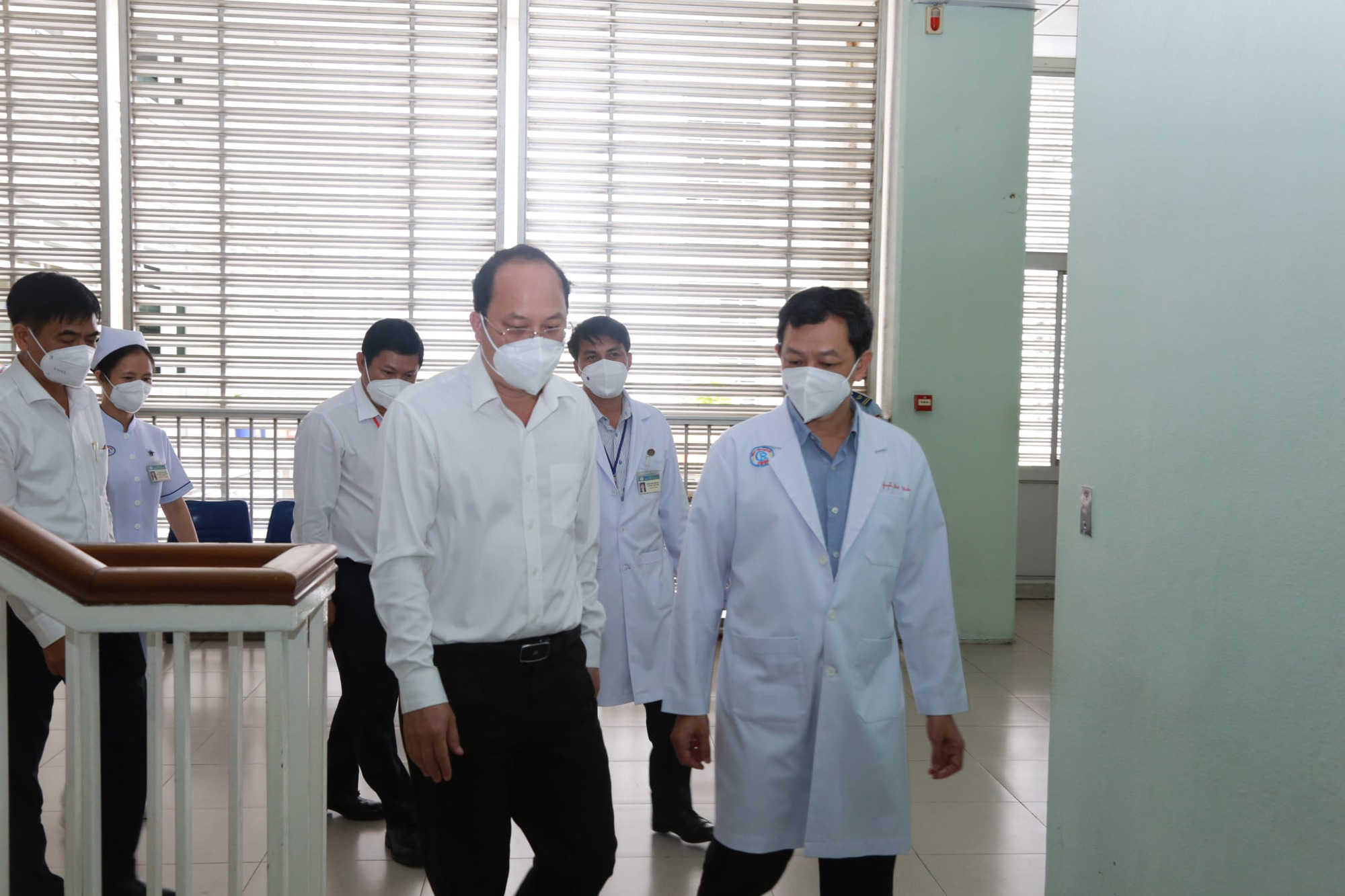 Nhân viên y tế tại Bệnh viện Hồi sức Covid-19 phải làm 3 ca 4 kíp