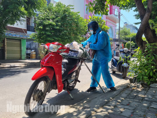 Shipper ở Đà Nẵng mặc đồ bảo hộ đi giao hàng trong ngày đầu hoạt động trở lại - Ảnh 8.