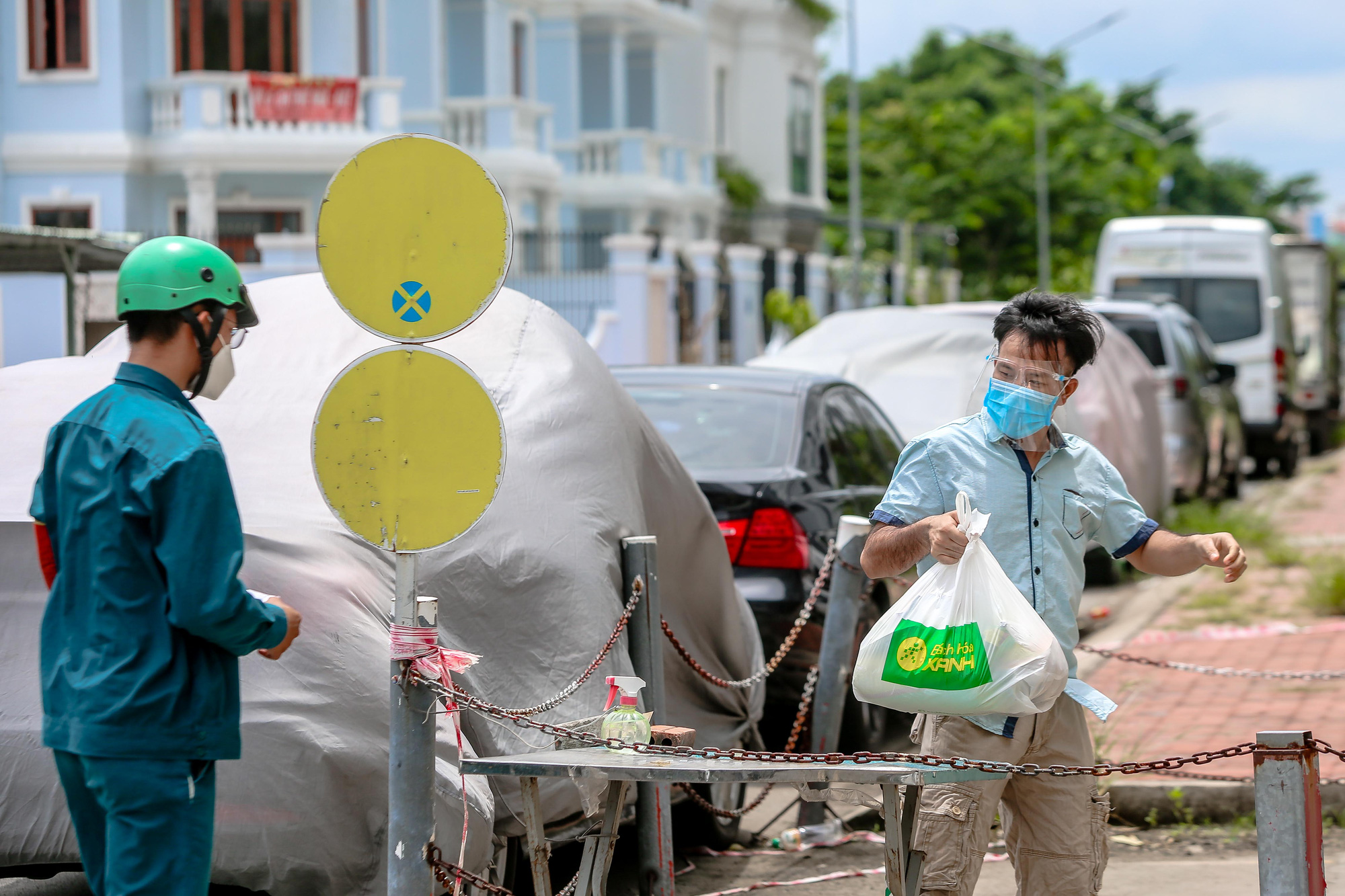 Dân quân tự vệ làm shipper, đi chợ hộ cho người dân ở TP HCM - Ảnh 6.