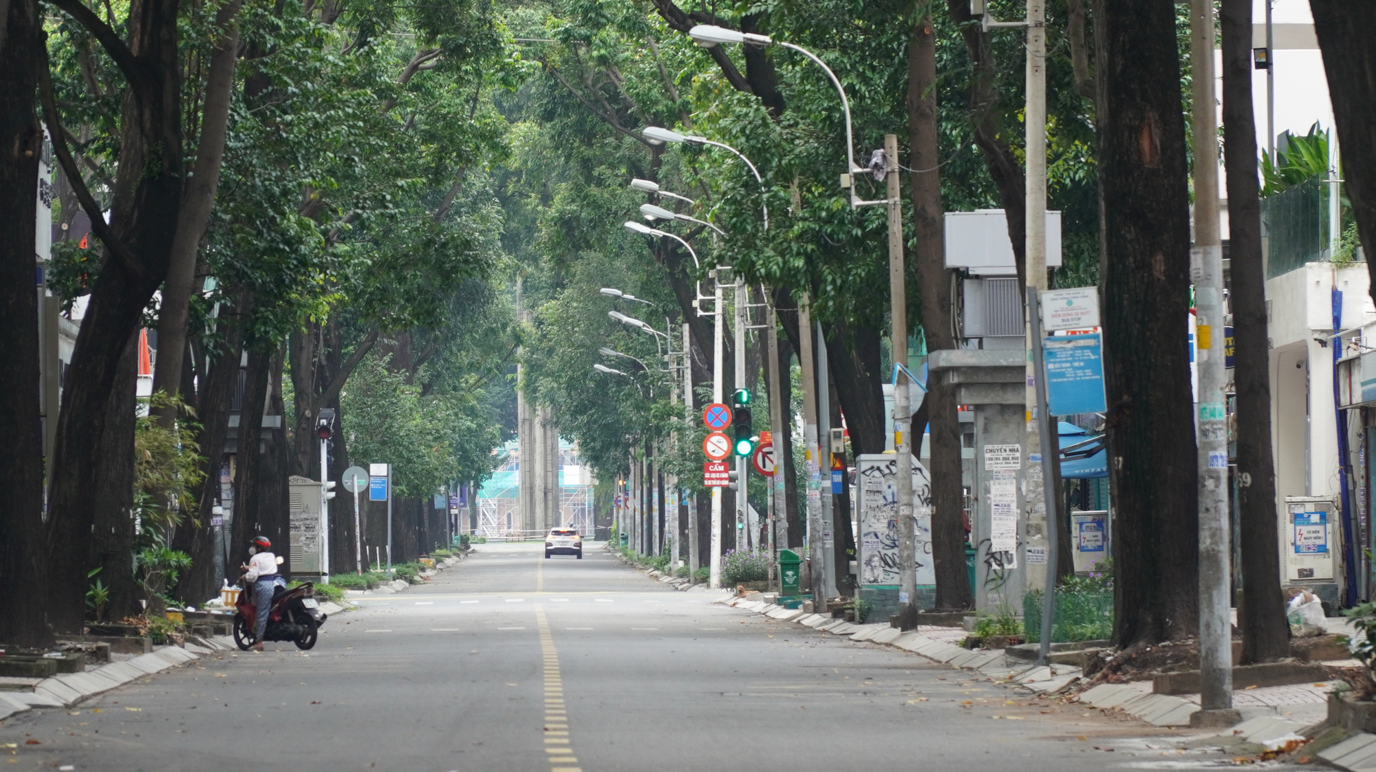 Cận cảnh đường phố TP HCM sáng nay 23-8: Kiểm soát chặt chẽ - Ảnh 7.